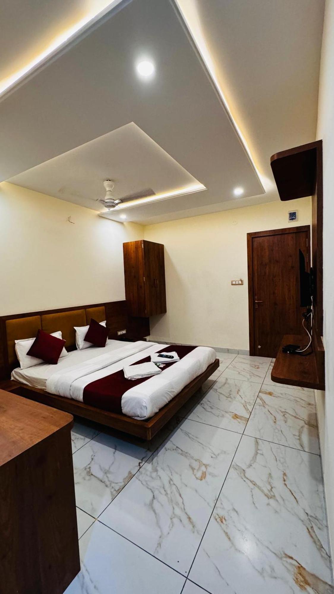 Hotel Prakasham Udždžain Exteriér fotografie