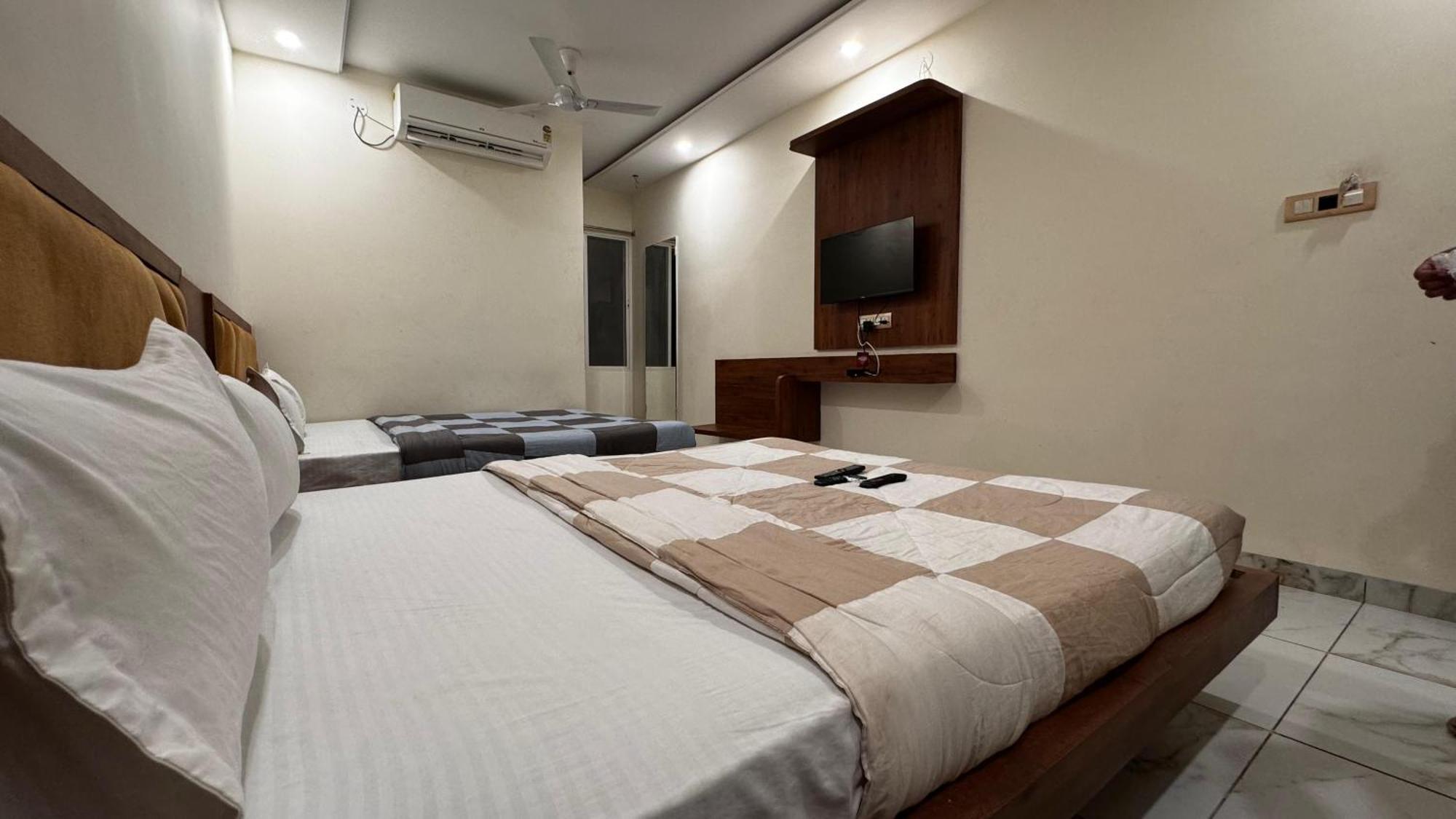 Hotel Prakasham Udždžain Exteriér fotografie