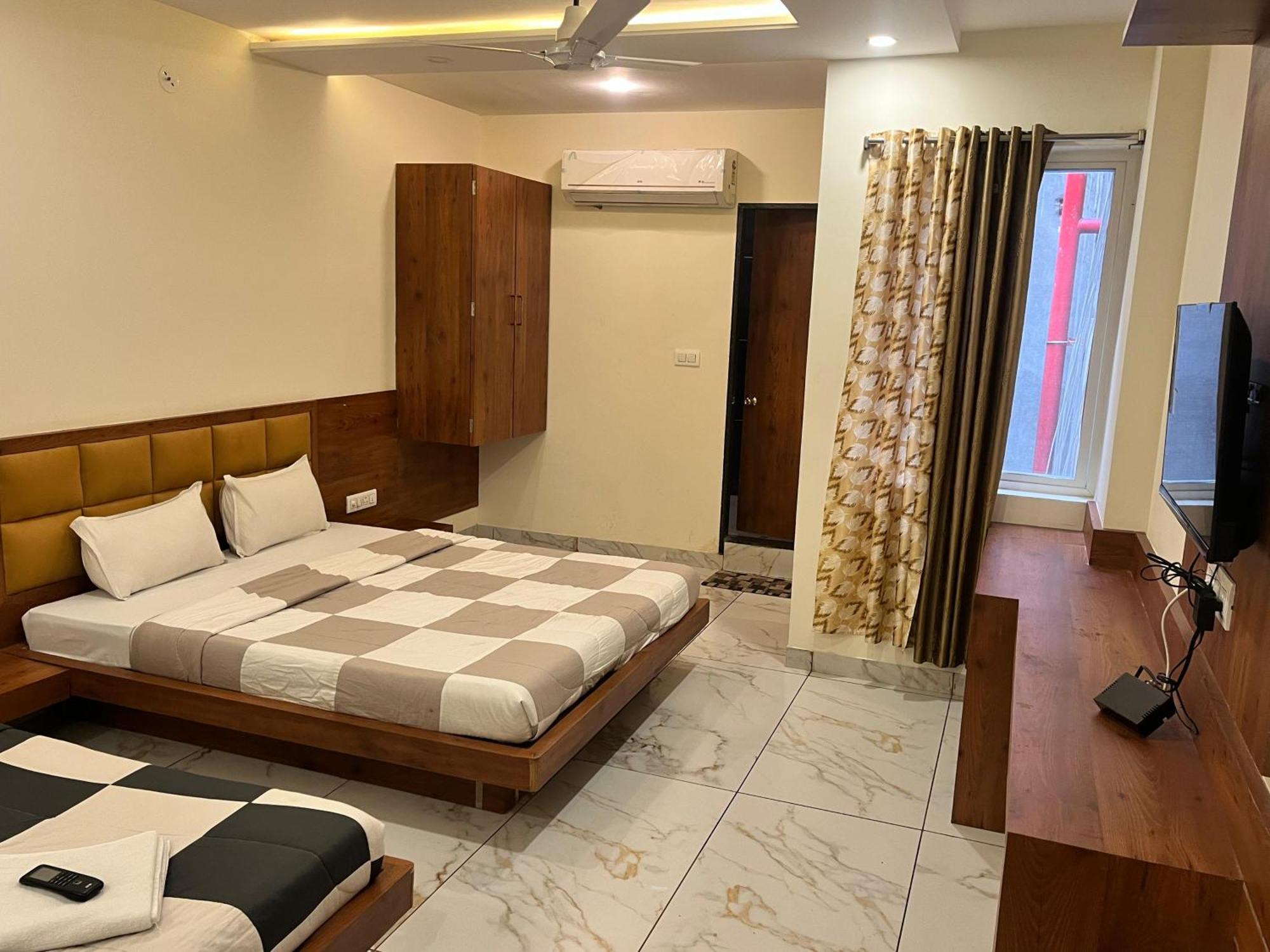 Hotel Prakasham Udždžain Exteriér fotografie
