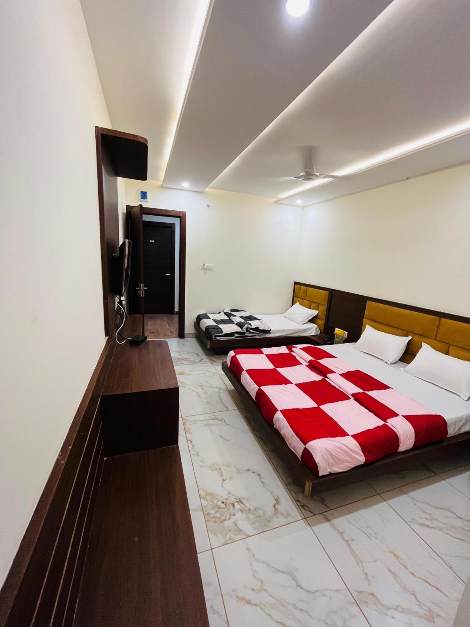 Hotel Prakasham Udždžain Exteriér fotografie