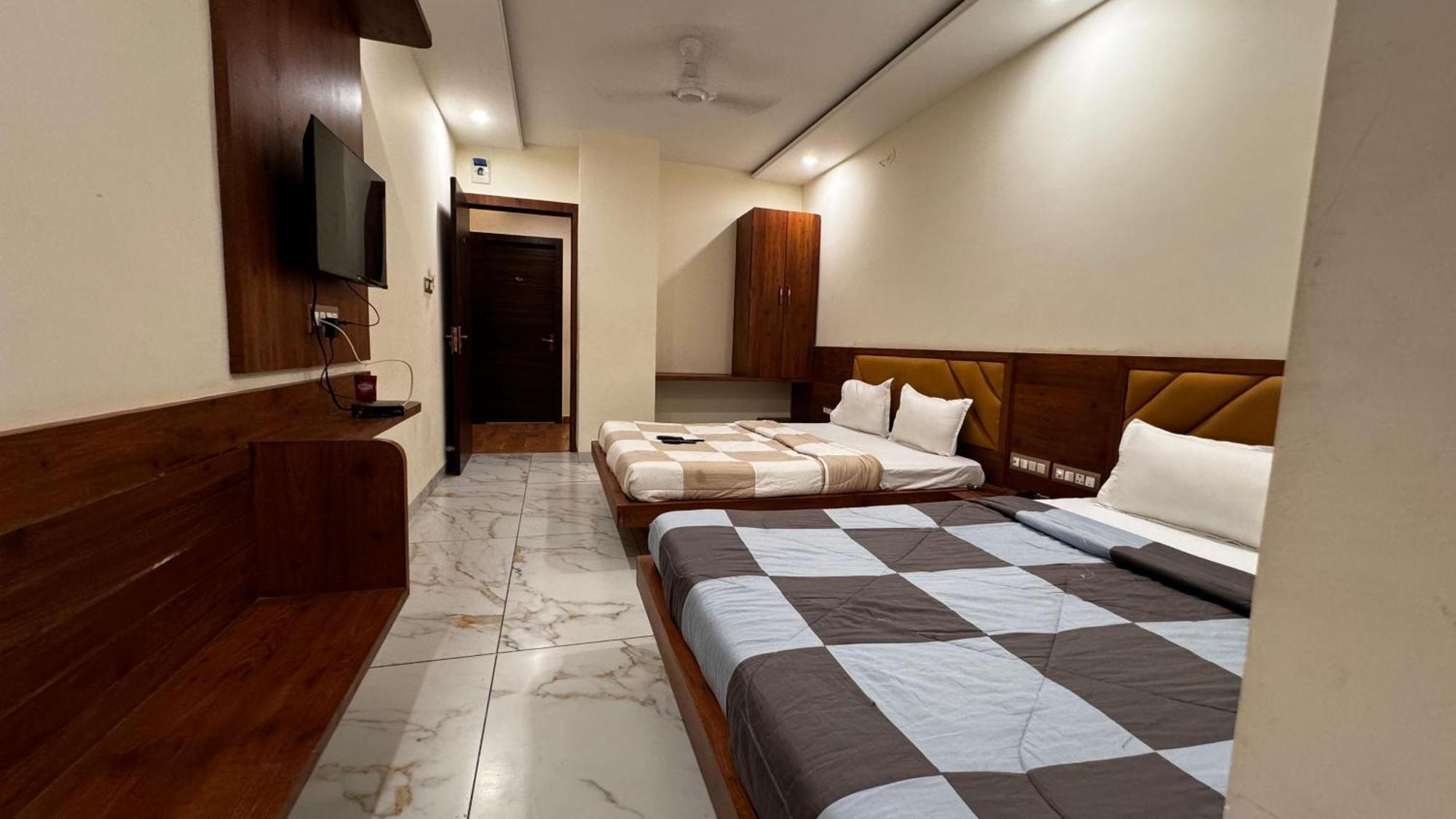 Hotel Prakasham Udždžain Exteriér fotografie
