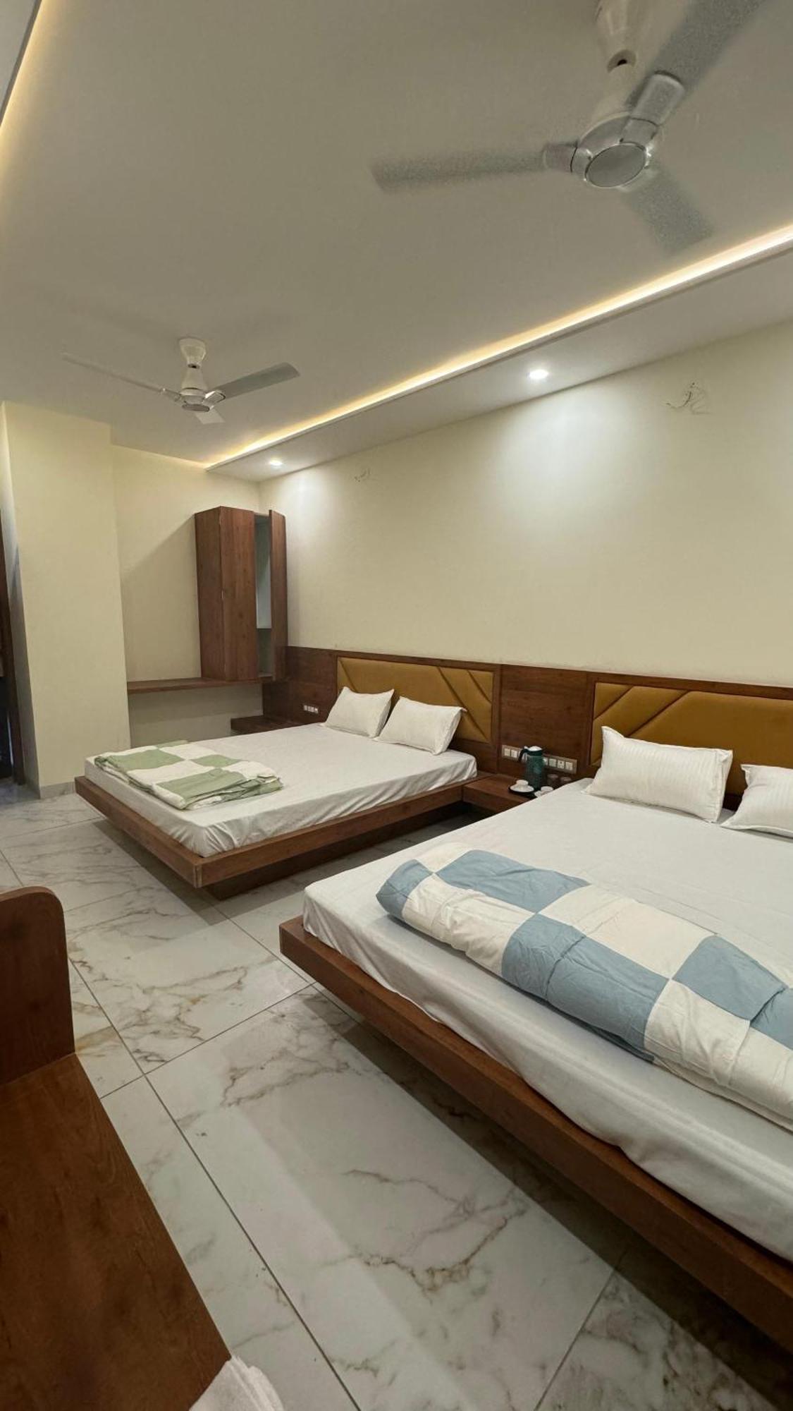 Hotel Prakasham Udždžain Exteriér fotografie