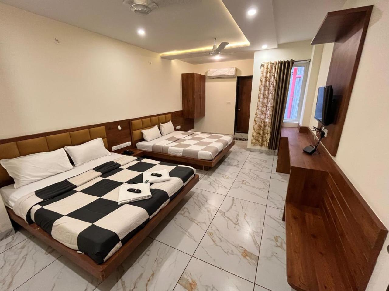 Hotel Prakasham Udždžain Exteriér fotografie