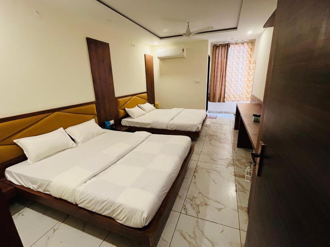Hotel Prakasham Udždžain Exteriér fotografie