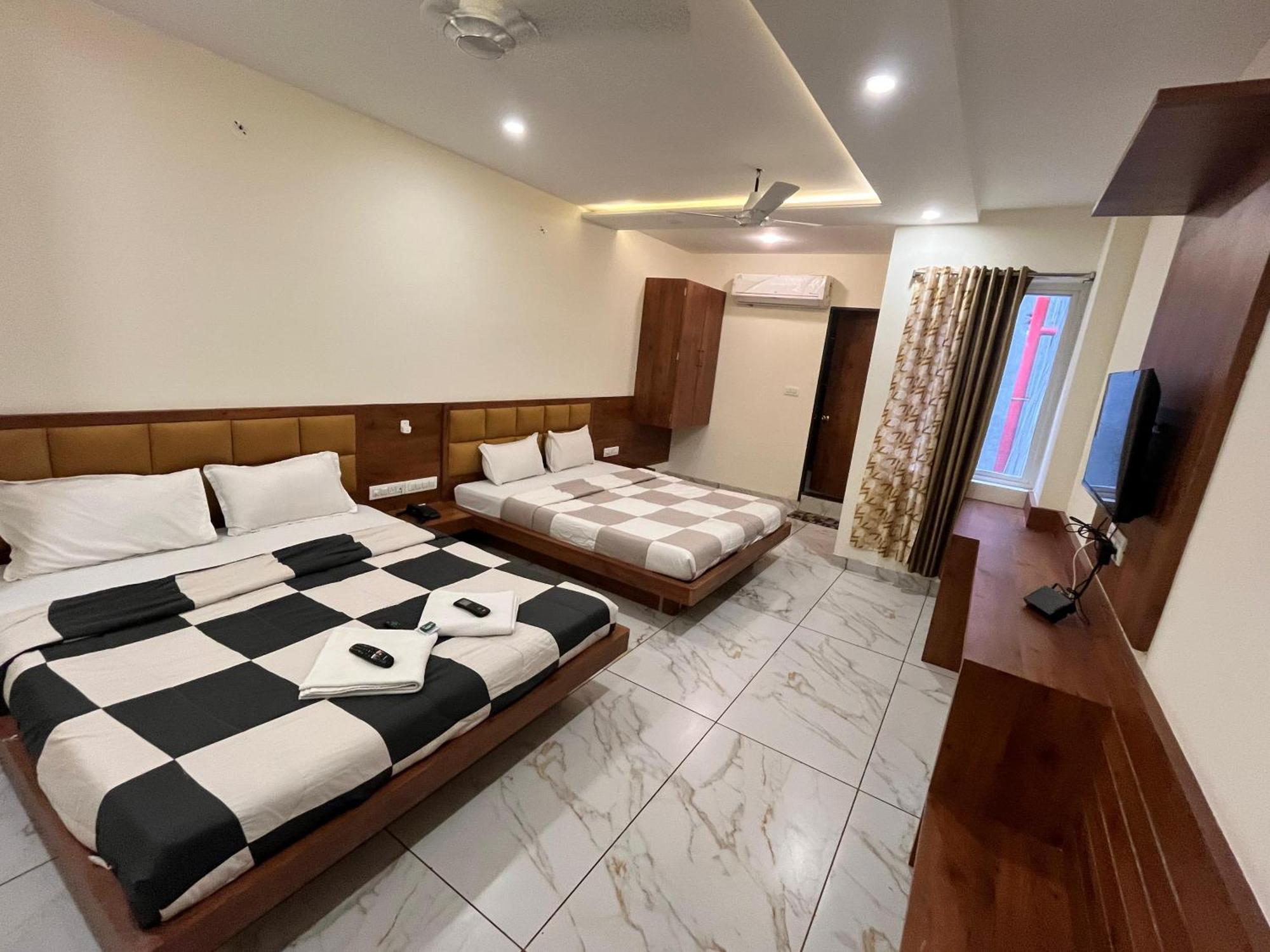 Hotel Prakasham Udždžain Exteriér fotografie