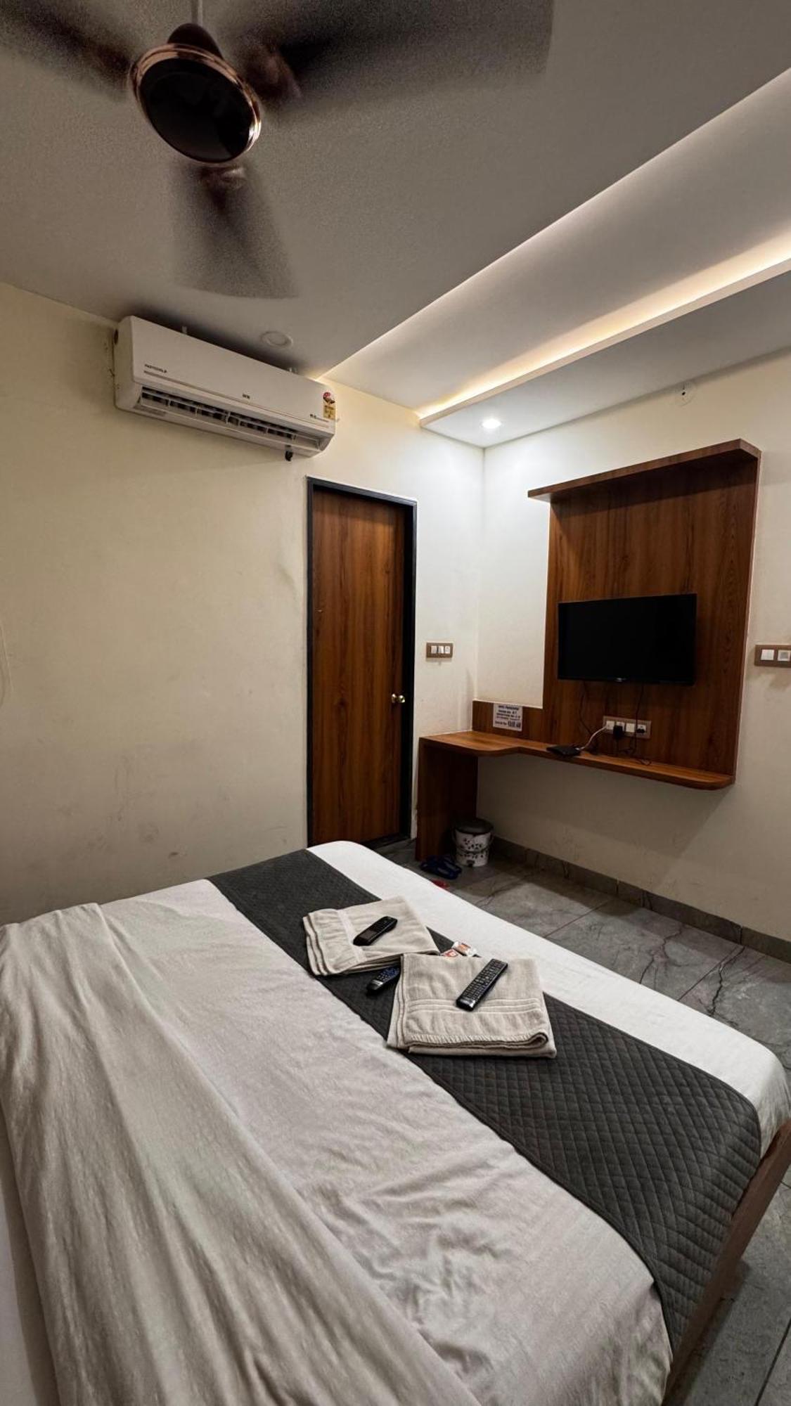 Hotel Prakasham Udždžain Exteriér fotografie